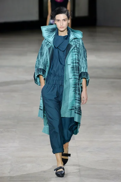 Look 18